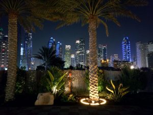 Dubai yöllä Jumeirah Beachilta katsottuna